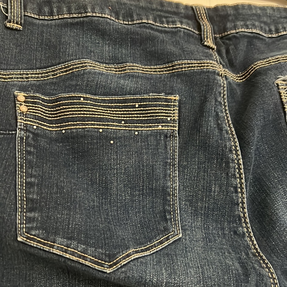 So lifting by Chico’s. Size 2. Waist= 35”. - Picture 5 of 7